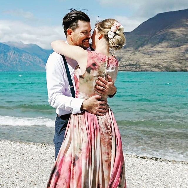 Down by the lake Wakatipu with wind and spots of rain you would never know prelock down but still had a 2 week quarantine before going home to Aussie love was in the air #natulique #hairdonutblonde #escovayourstylehairmakeupfreelance #escovayourstyle