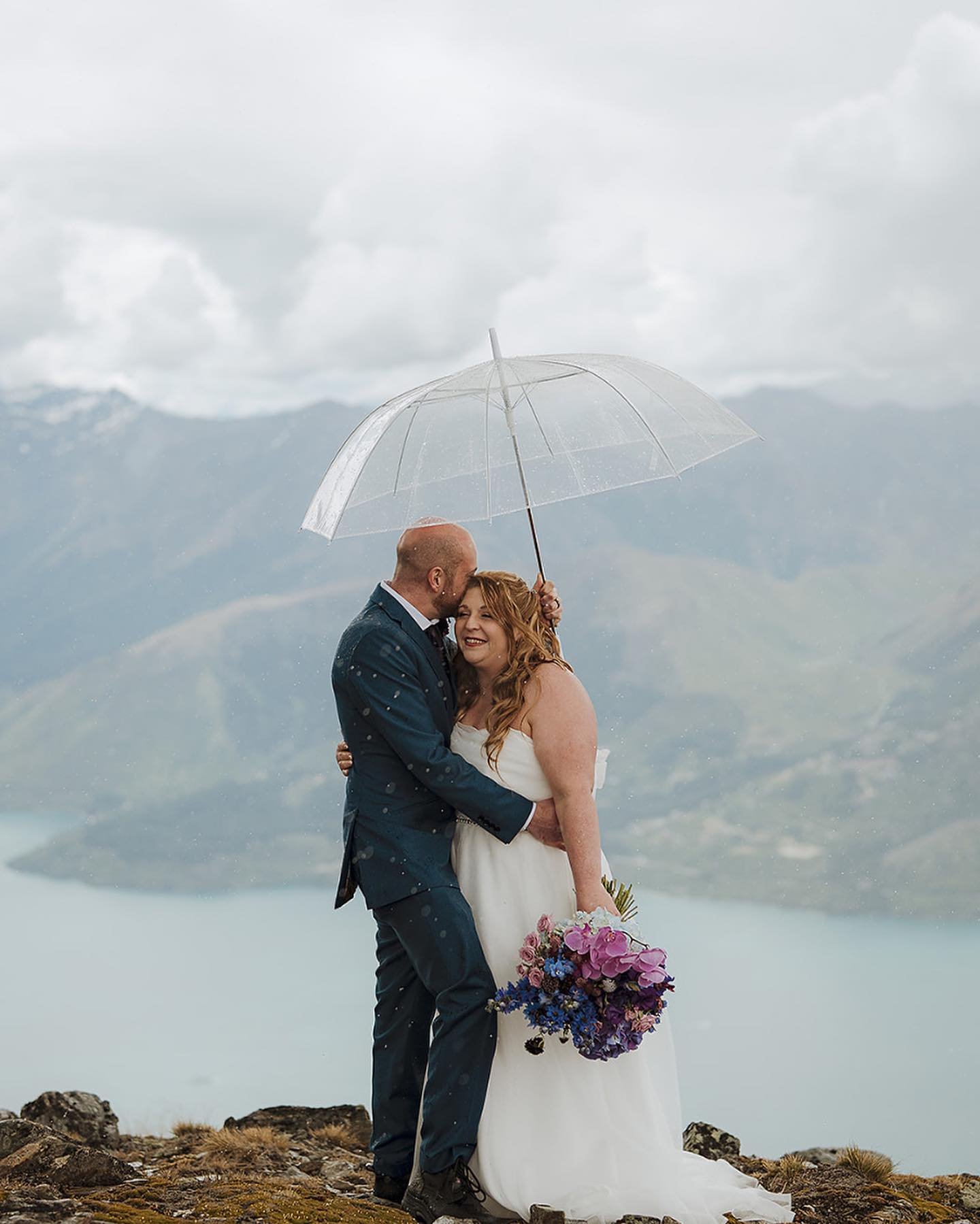 Happy new years the 1st Jan 2026 started with my USA couple eloping in Queenstown NZ.
Epic!
.
.
. 

. hairmakeupcentralotago #halfuphalfdownhairstyle #wedding #weddingbun #bridalmakeup #bridalhair #ghdhair #macmakeup #mecca #seasonstylistkevinmurphy 