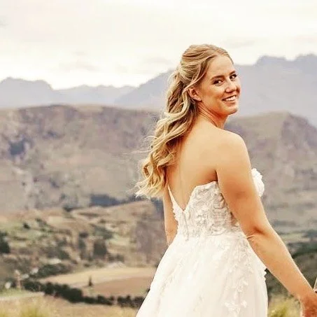 Half up half down with the new modern wave.
Takes extra time but awesome.
.
.
.