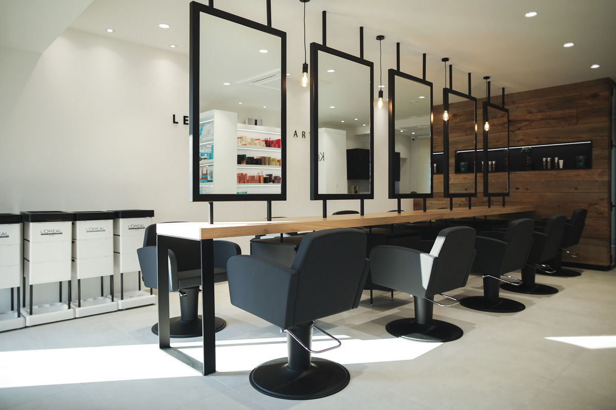 Echos_coiffure-magazine-Leonora-Hair-Artist-fauteuil-coupe.jpg
