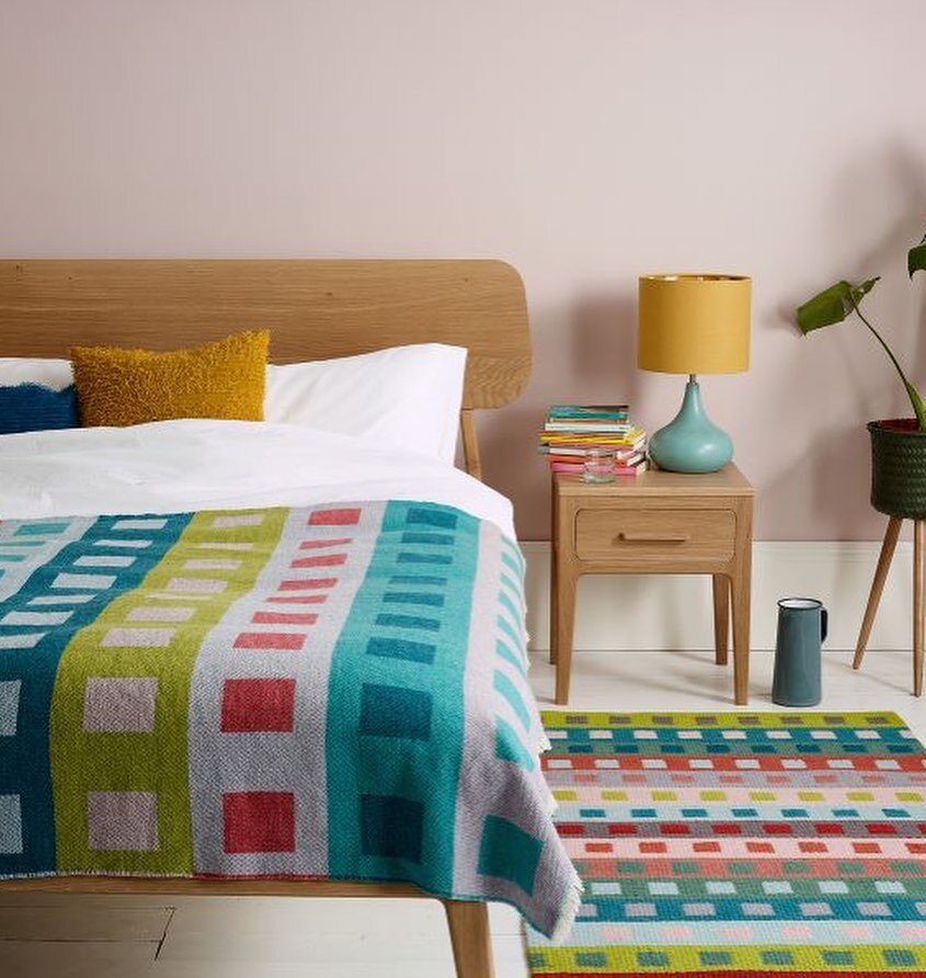 Wow - what a colourtastic room! 
🔻
Bristol rug weaver @angieparkertextiles artfully blends uplifting colours togther in her woven textiles. She expertly hand-weaves a dozen or so quality rugs each year in her Bedminster studio, including the beaut i