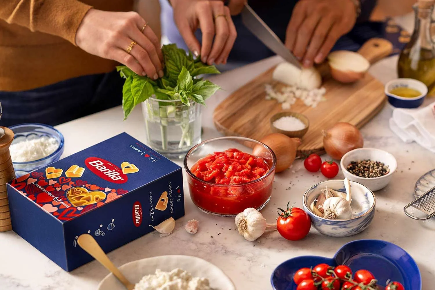TAL-barilla-couple-cooks-heart-pasta-LOVEPASTA0123-8ae3050df9524b5bbb517d0664093915.jpg