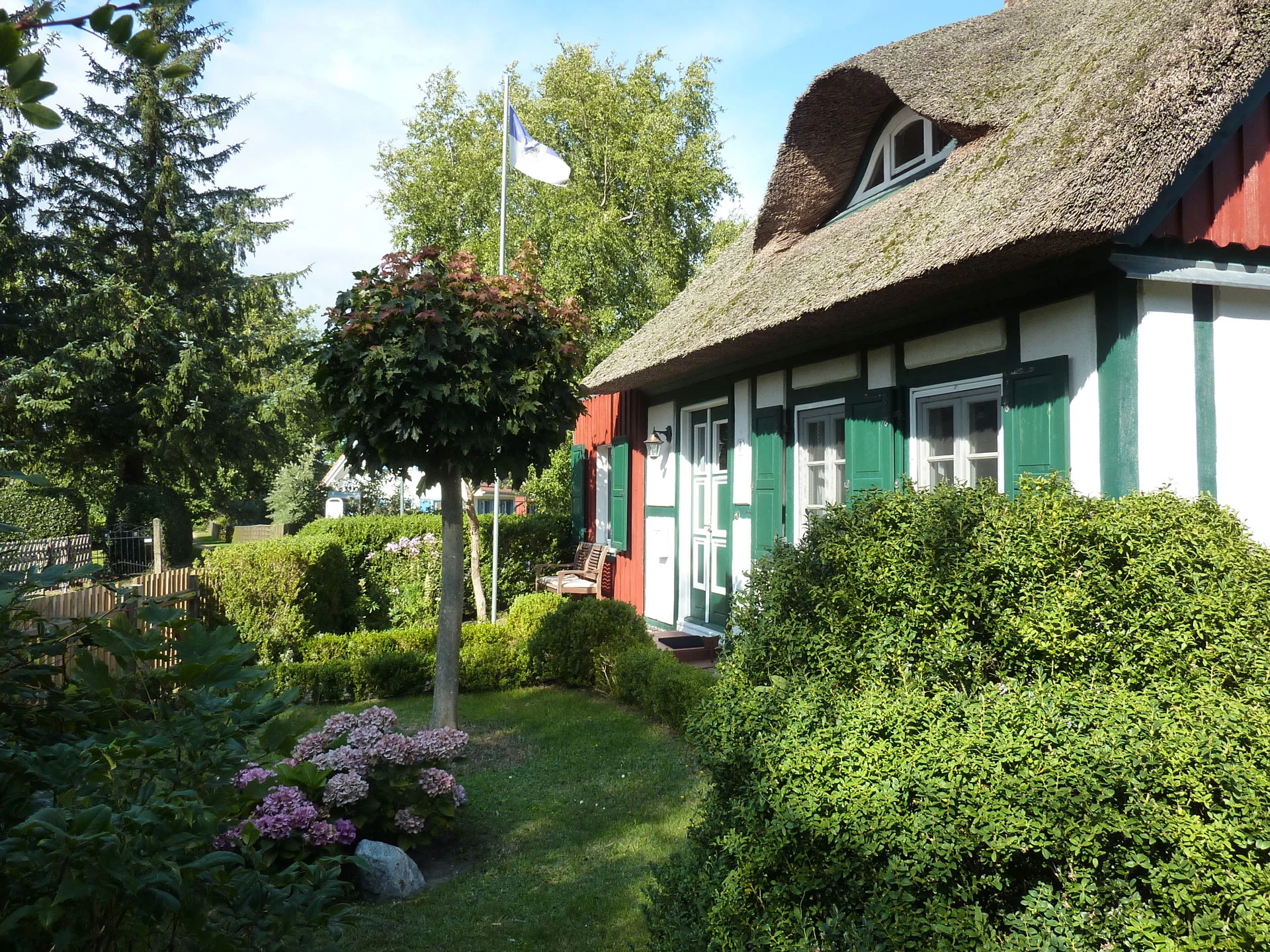 ferienhaus-born-darss-Haus_vorn_2-min-suennschien.jpg