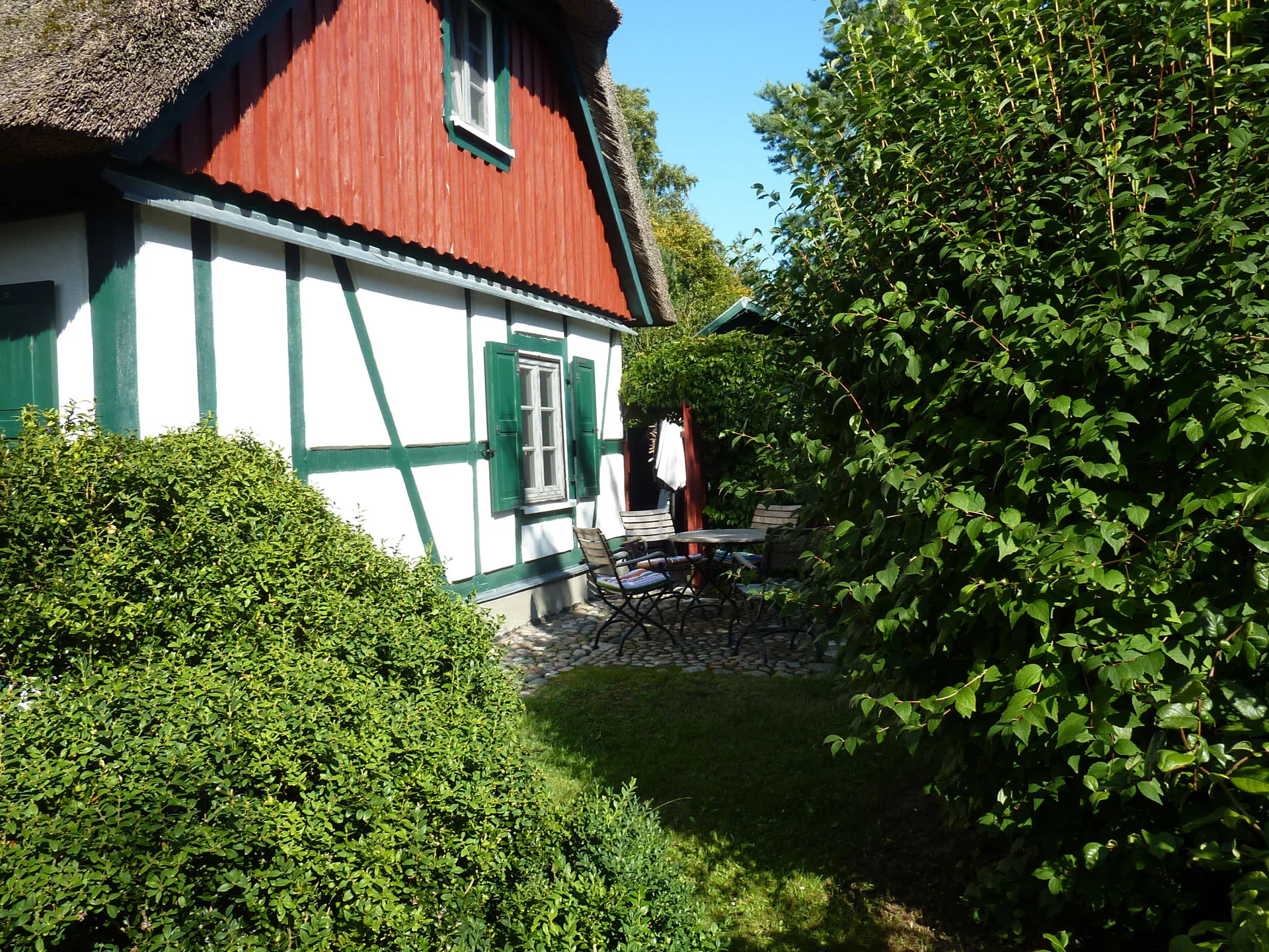 ferienhaus-born-darss-Haus_seitlich-min-suennschien.jpg
