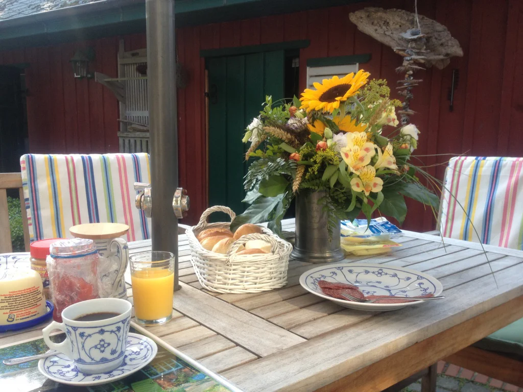 Fruehstueck im Hof