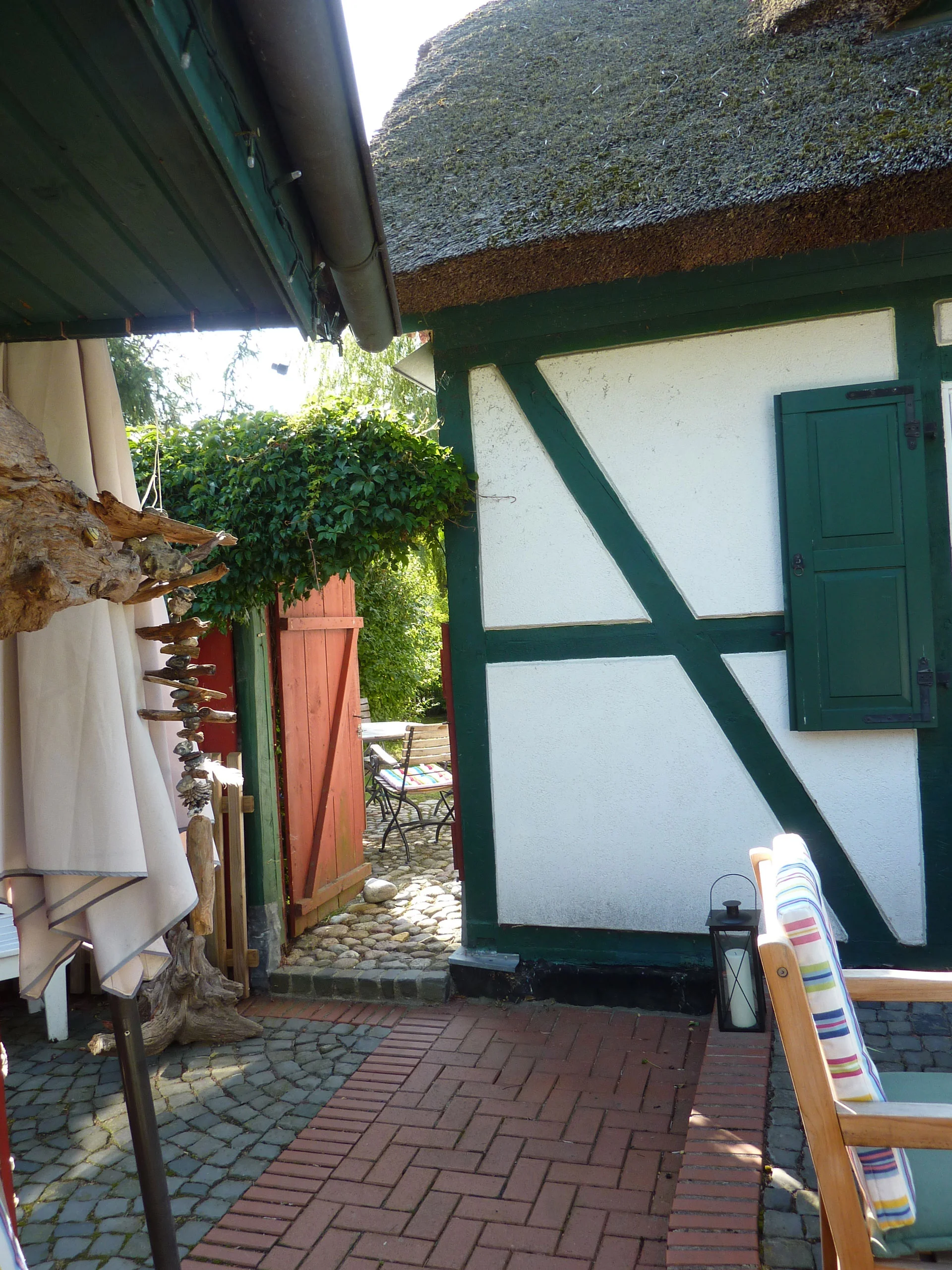 Durchgang vom Hof zum vorderen Garten