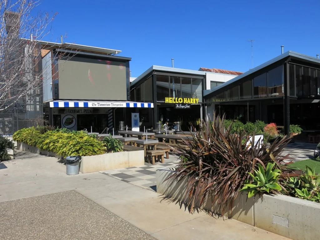 walton's precint dining and bars in the cbd: 2km