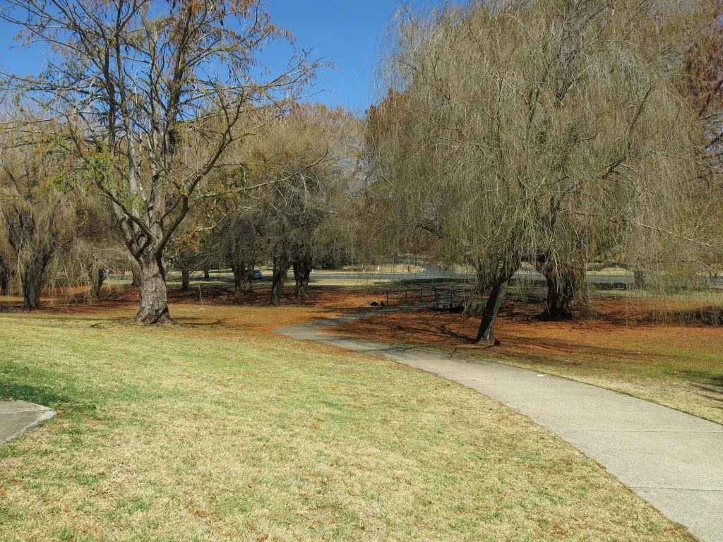 east creek: playground, bar-b-ques, walks 630metres