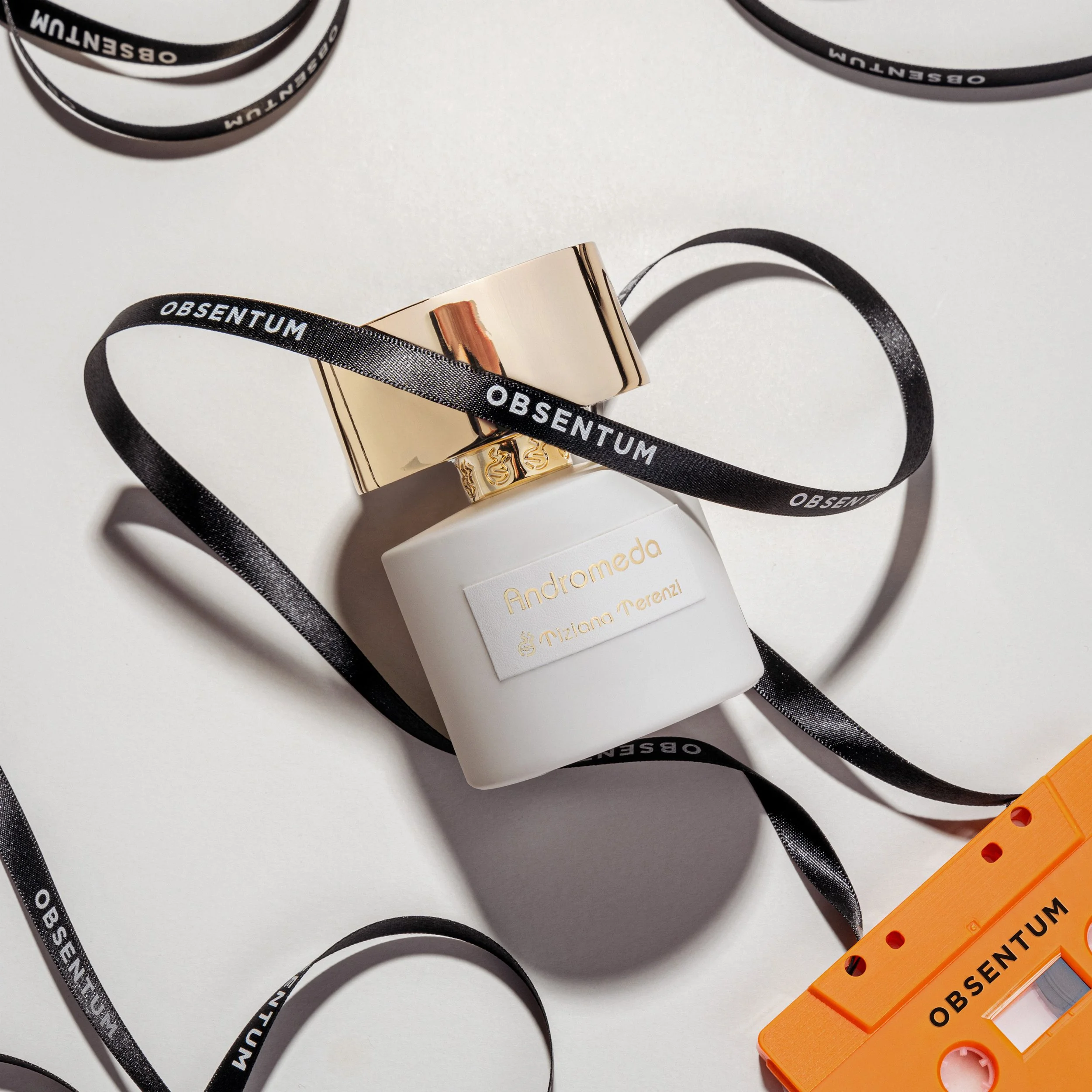  Photography  @lara_and_the_art   Art Direction, Setup &amp; Retouch  @alexhaidamac  