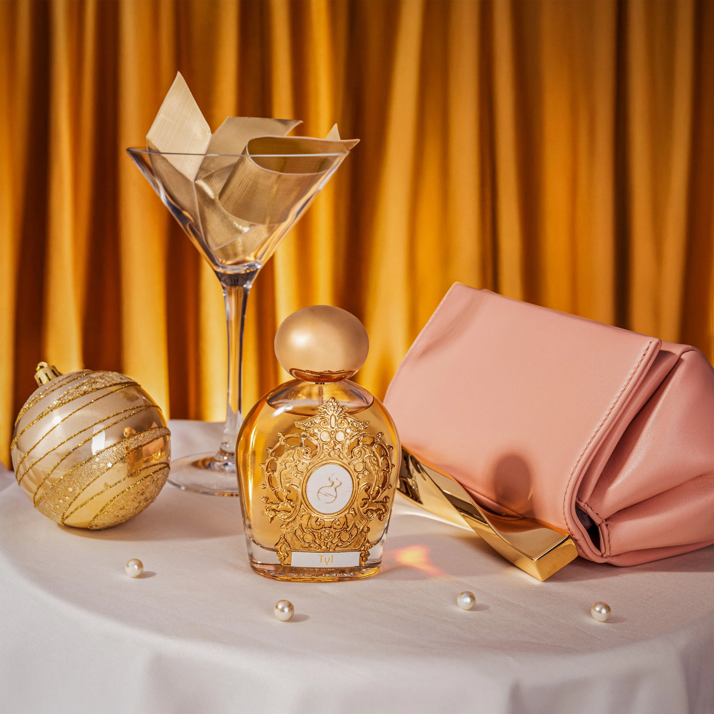  Photography  @lara_and_the_art   Art Direction, Setup &amp; Retouch  @alexhaidamac  