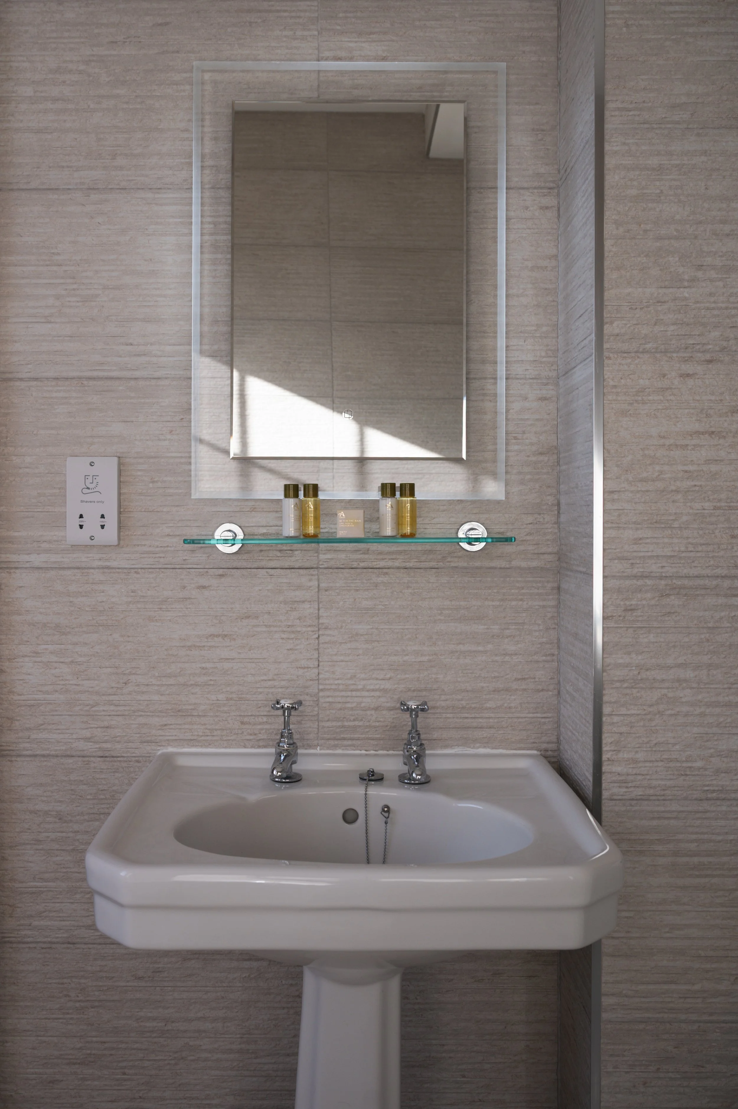 Solasta Creative X Atholl Arms The Residence  Room 27-16.jpg