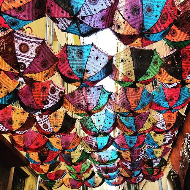 Walking through the narrow streets of Vieux Nice (Old Town!). So much atmosphere and lovely little galleries, shops and restaurants. #niceoldtown #vieuxnice #cotedazur #frenchriviera #france #umbrellas