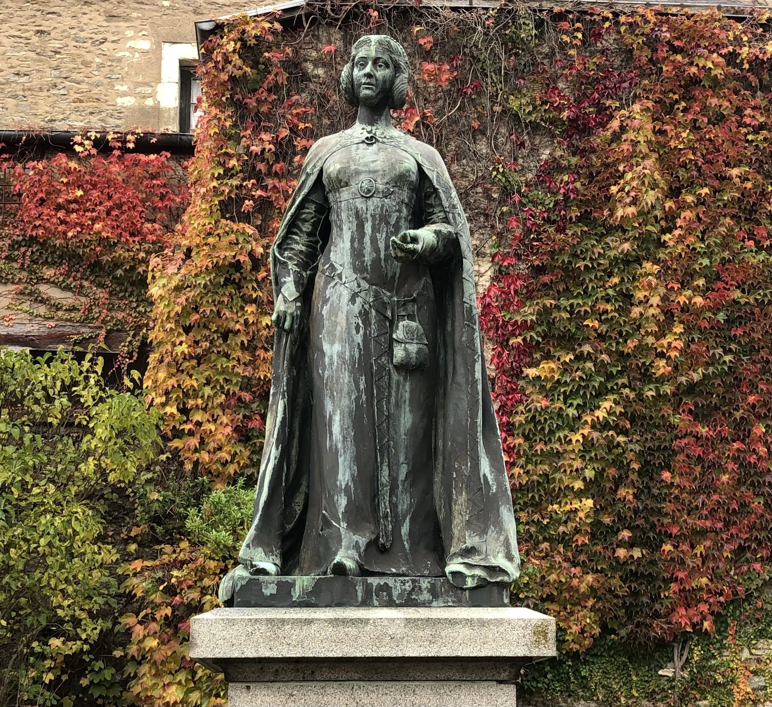 A family expedition...school's out for La Toussaint...a visit to the medieval city of Laval...photo above shows the merry-go-round near the river Mayenne...