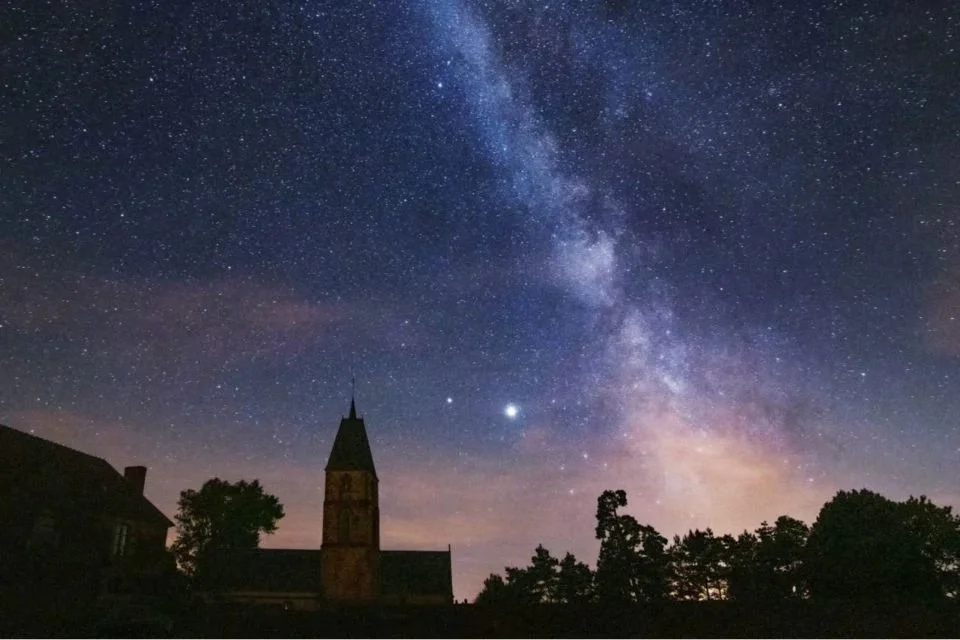 Shooting star, a shower of stones 