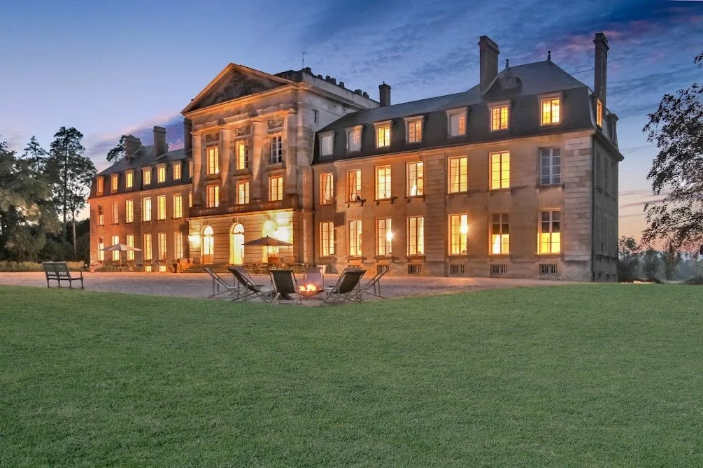 Q The facade at night.jpg