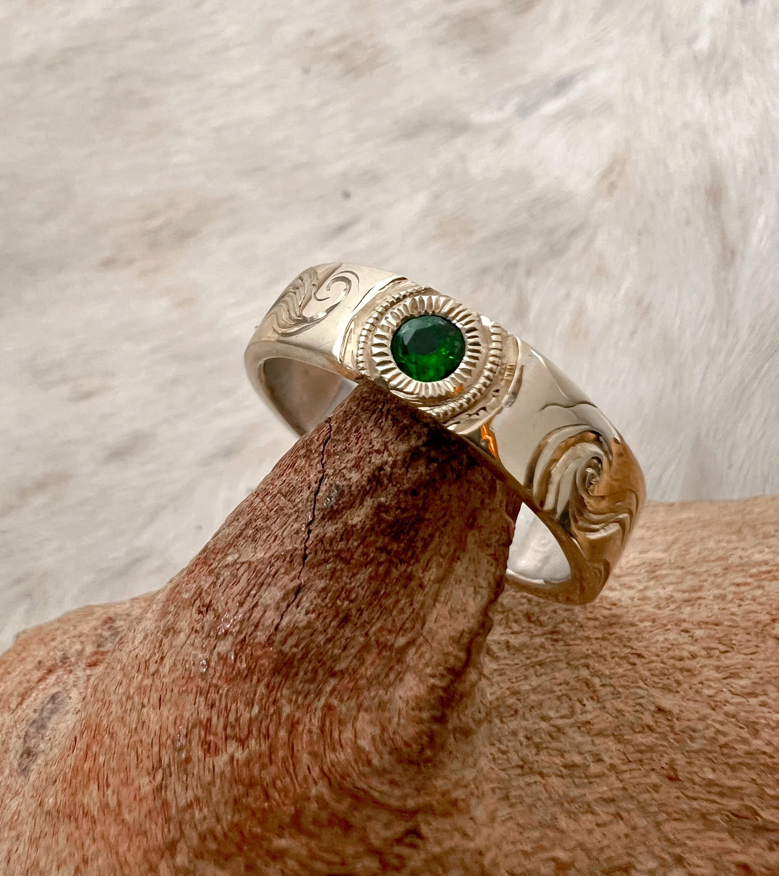Hand engraved chrome diopside ring