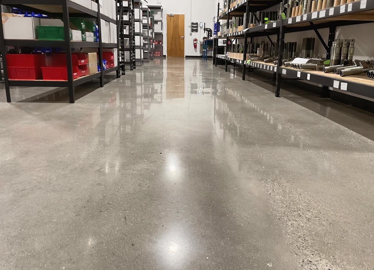 Polished Concrete warehouse, 1500 grit &hellip;. no guard. ✨ 

True mechanically polished concrete guarantees an environmentally sustainable floor with exceptional longevity and performance &mdash; perfect for this warehouse. This system is extremely