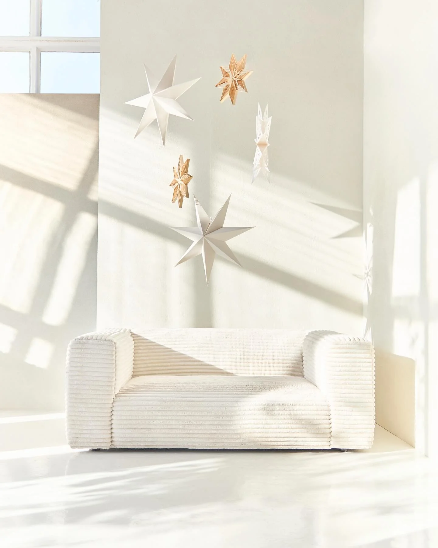 #premiera Nowe studio, w całości dedykowane sesjom świątecznym. W przestrzeni o powierzchni 90 m&sup2; stworzyliśmy aż osiem scenografii. Studio znajduje się na najwyższym piętrze i jest przeszklone z dw&oacute;ch stron (okna wychodzą na południe i z