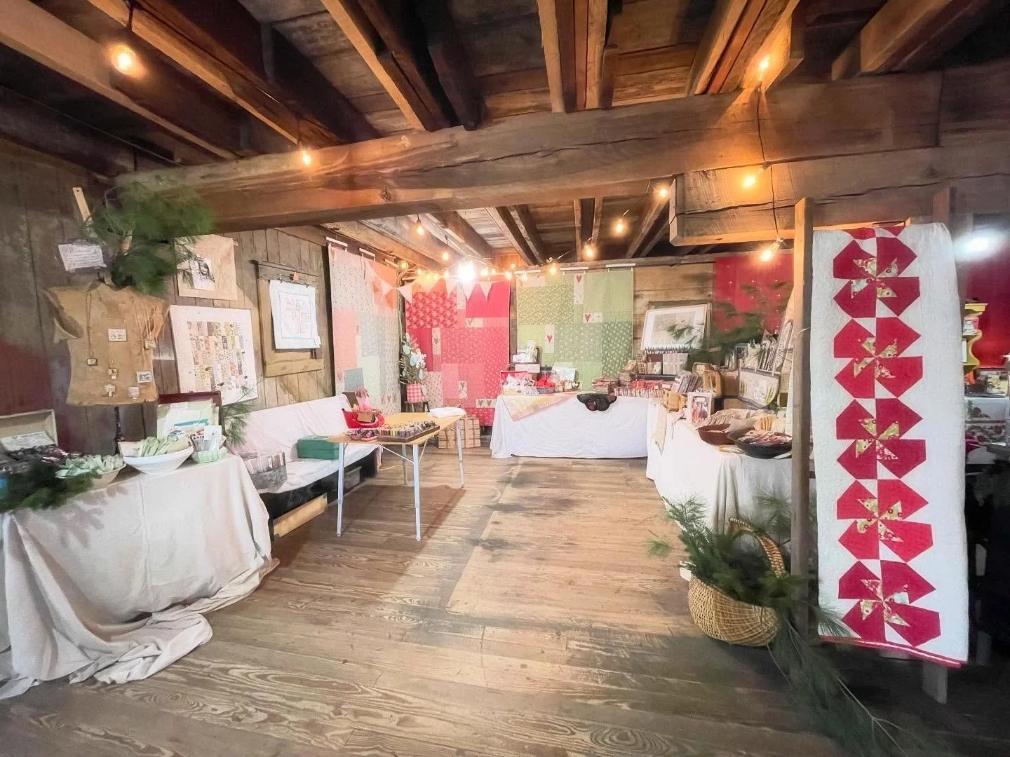 Feeling grateful and exhausted after an incredible weekend at @wooden.barn's #holidayinthepines event at @big.oak.meadows! Huge props to Donna and her team for their dedication and enthusiasm - it's clear they pour their hearts into making these show