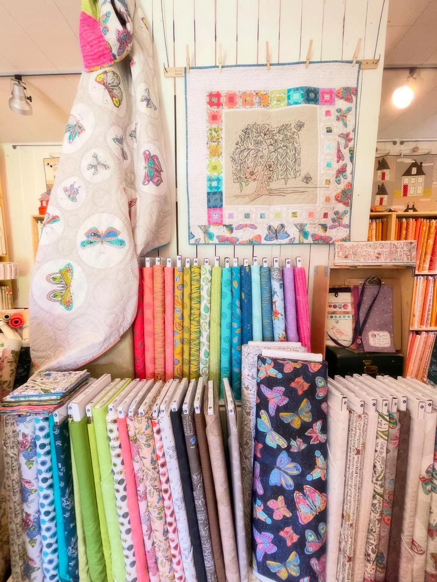 Morning, friends! Hope all of you are well. We&rsquo;ve been busy, busy around here. We went from walking show pigs to hanging quilts! Finally getting around to hanging all the projects I designed with my Sway fabric collection from @windhamfabrics .