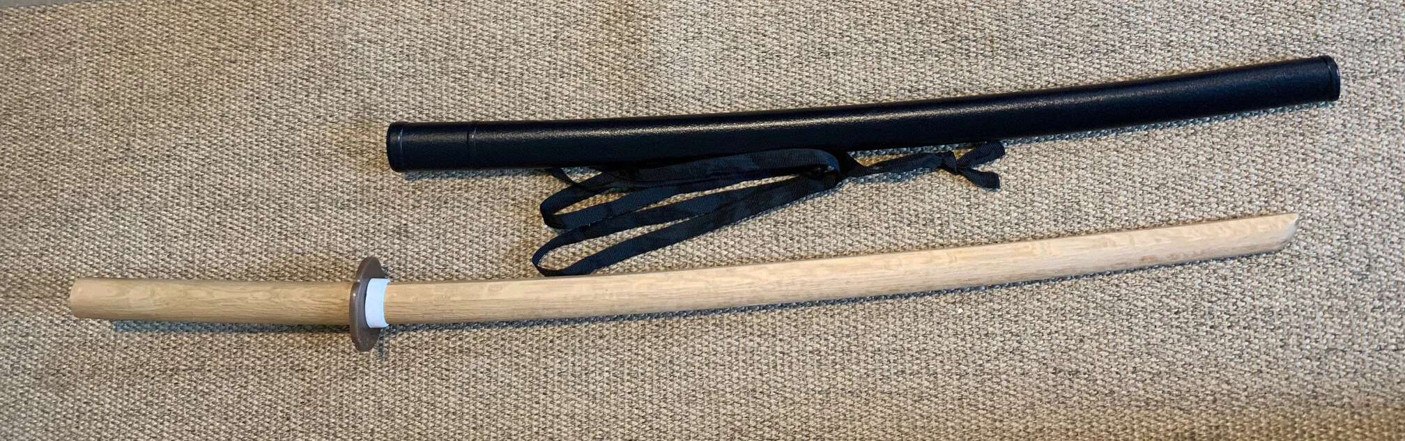 Bokken mit Tsuba (Stichblatt) und Tsubadome, Plastiksaya mit Sageo