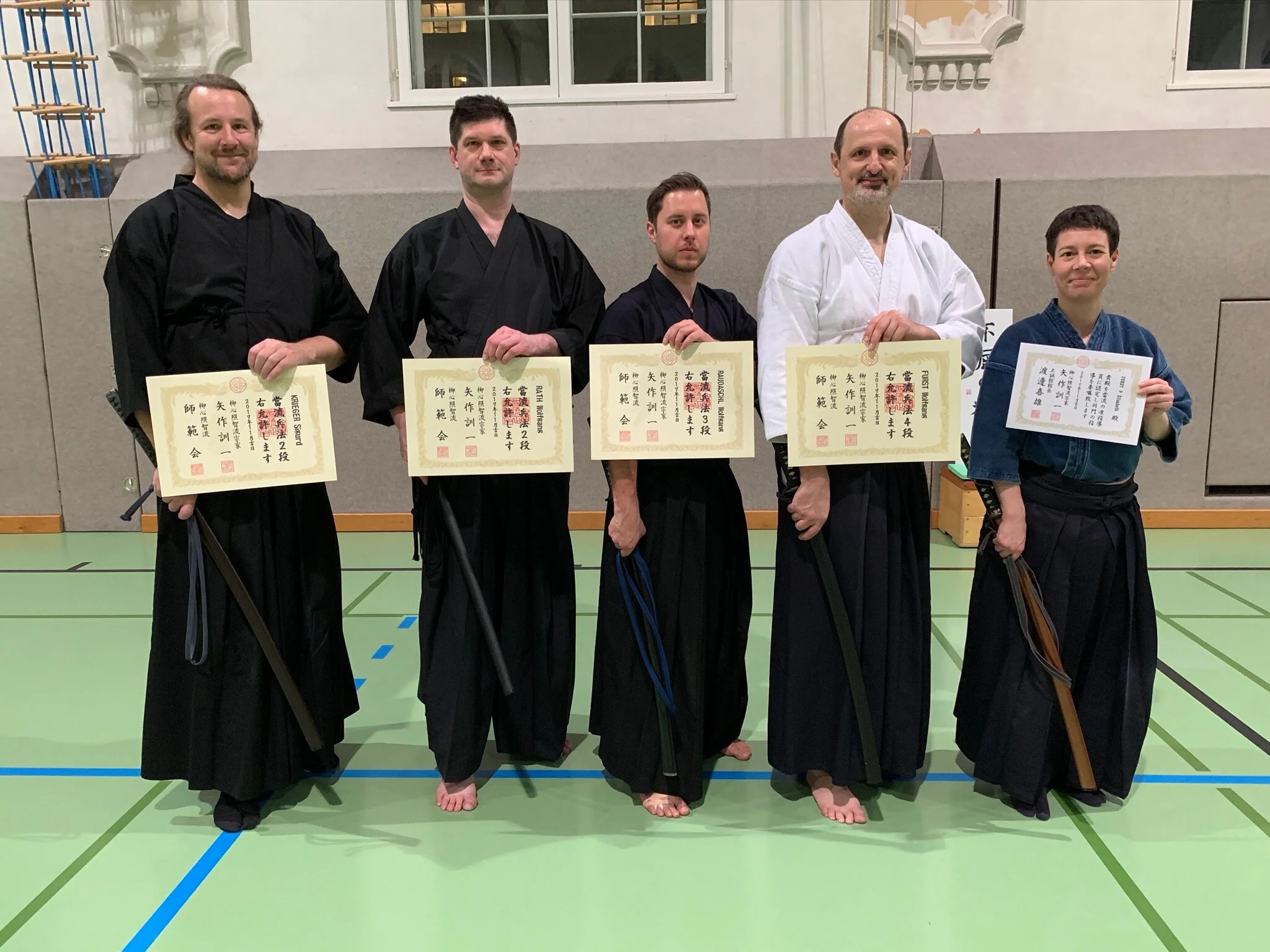 Zwei 2. Dan, ein 3. Dan, ein 4. Dan und ein  Jun-Shidoin