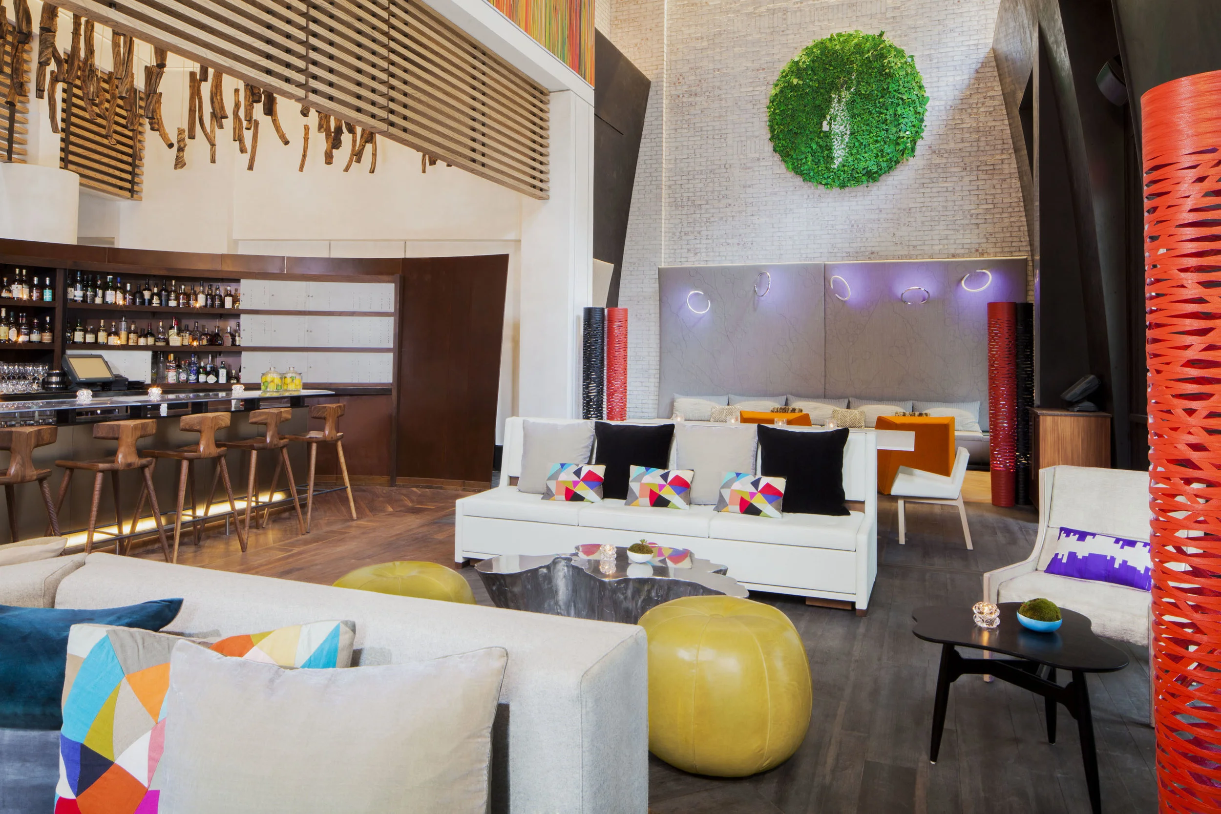 Bar & Entertainment