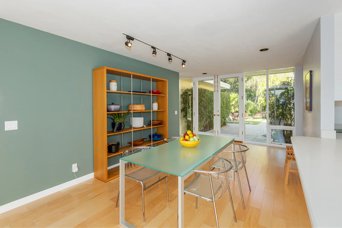 Dining Area to Courtyard