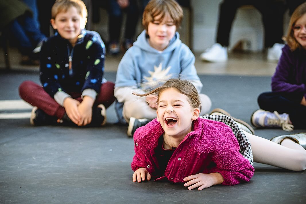Here are some happy smiley faces to brighten up your morning! 😊🤩
Our Slade 1 group enjoying sharing their work at our parents open workshop last Saturday 😍 
As you can see, oodles of fun was had! 
📸 @billingtontheatre  #imagine #perform #together