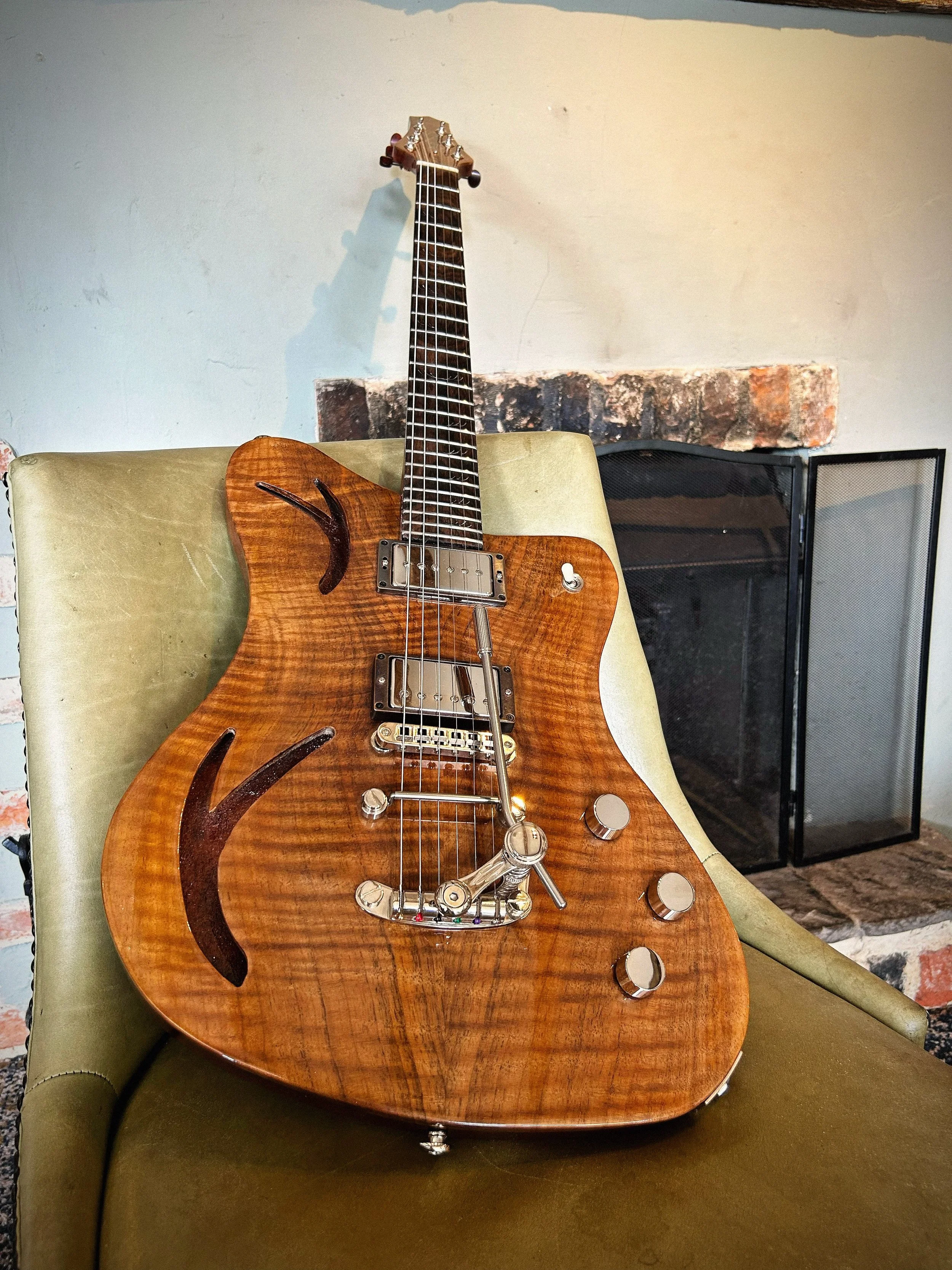 Little photo dump, I got one of my Rackatier models in for a service. I made this a while ago and since then my finishing methods have changed. So I took the opportunity to respray the guitar 🎸. I am so glad I did as the previous finish did not do t