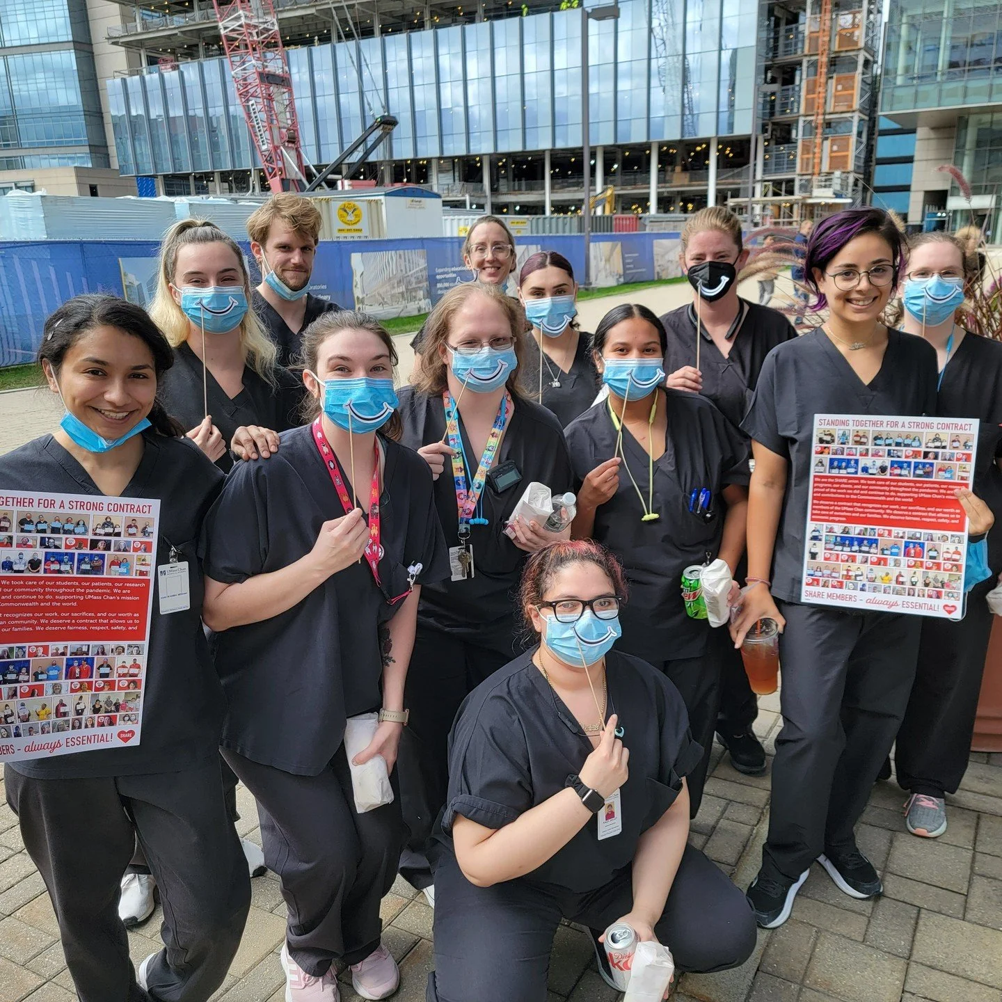 SHARE members at the Medical School are standing together for a strong contract!