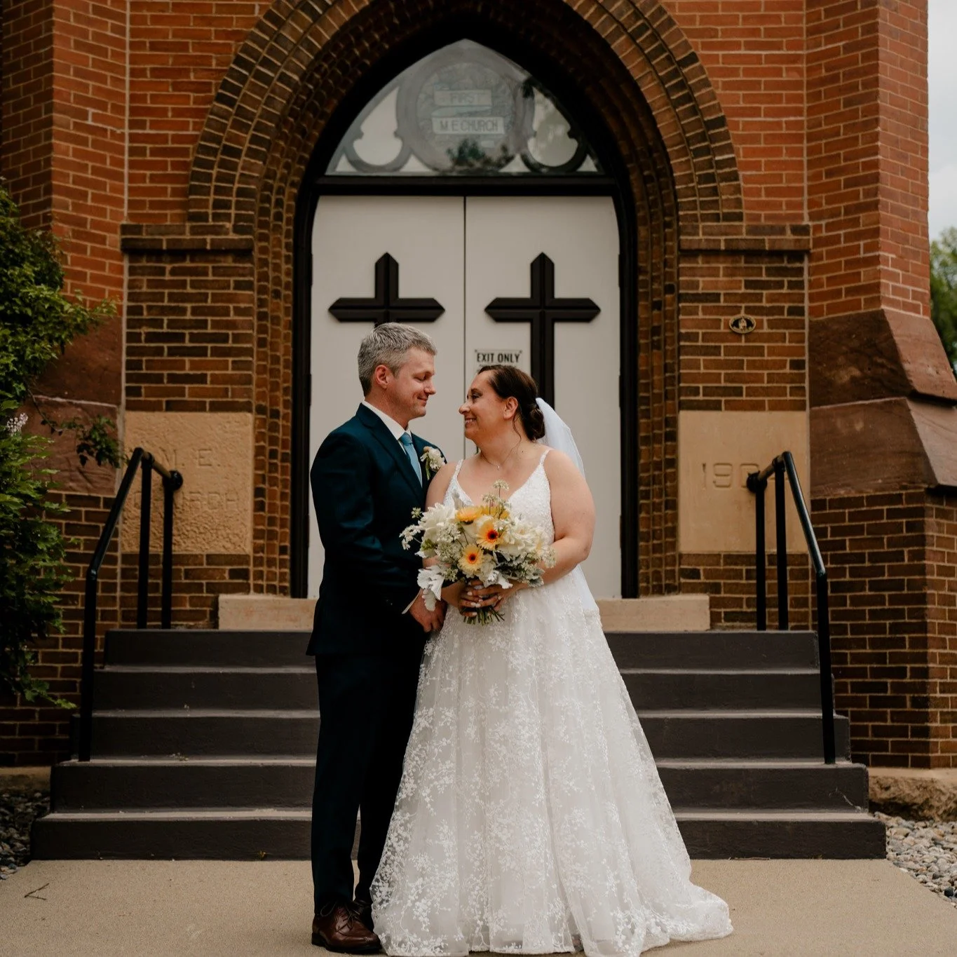 I love little personal pieces in a wedding day. A ring from a grandmother. A dress from a special boutique. In this case, a stunning bouquet made with love by a childhood best friend.

florals: @_inflower