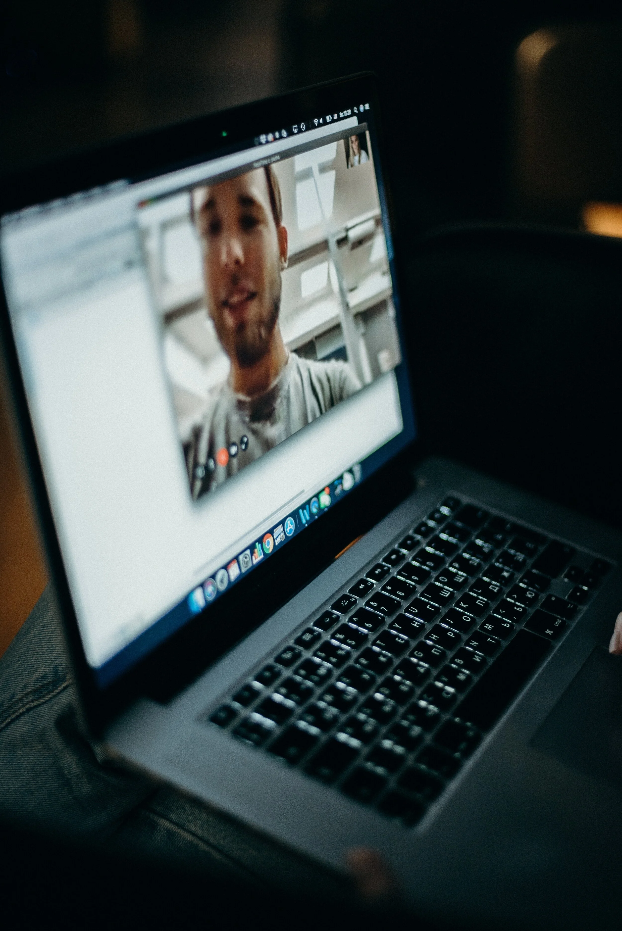 turned-on-macbook-3205403.jpg