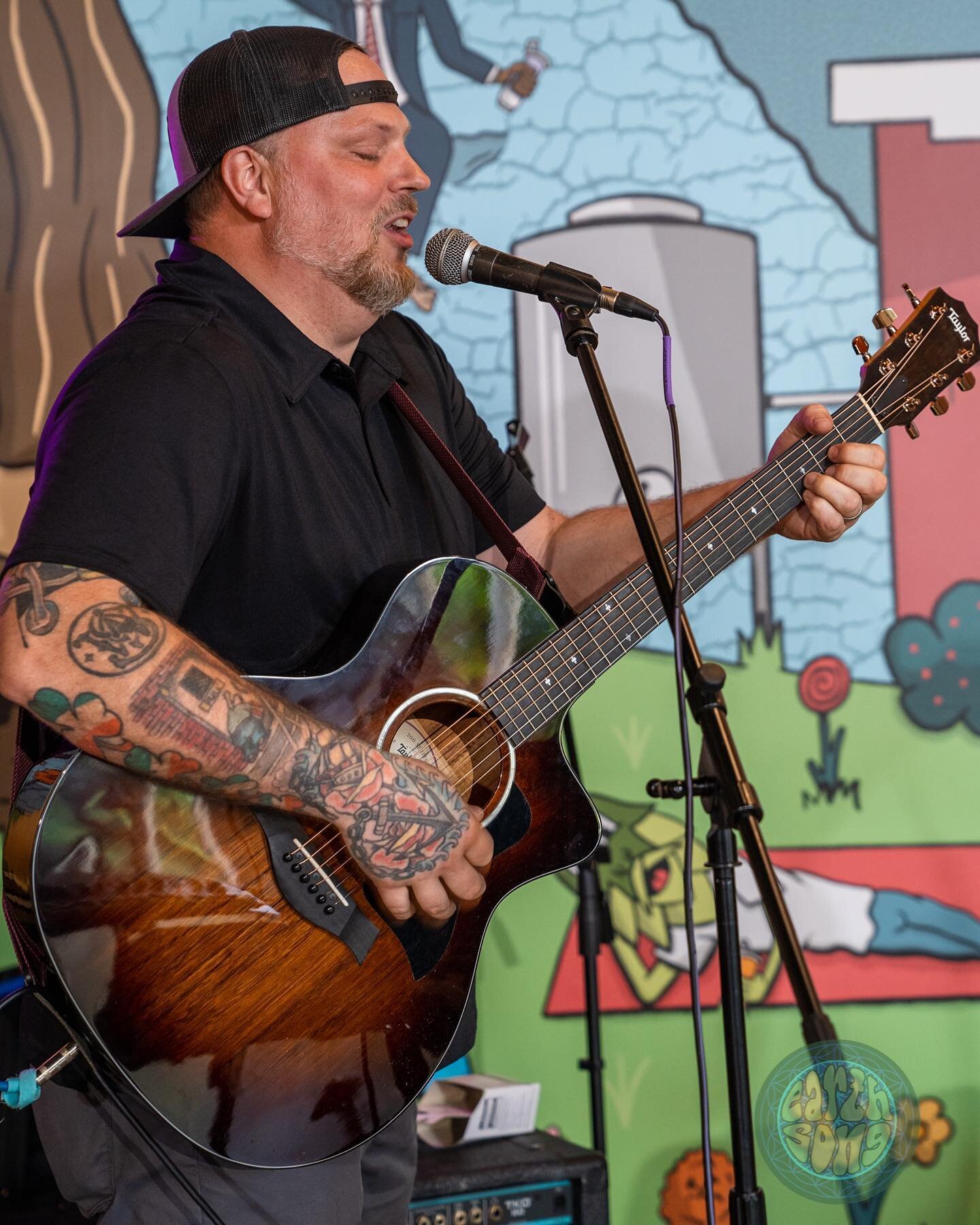 Pat! 😎🤘we love when our teachers perform with their students. Pat rocked some super fun tunes with his students at our open mic! 🤘

📸 @dylaneddinger