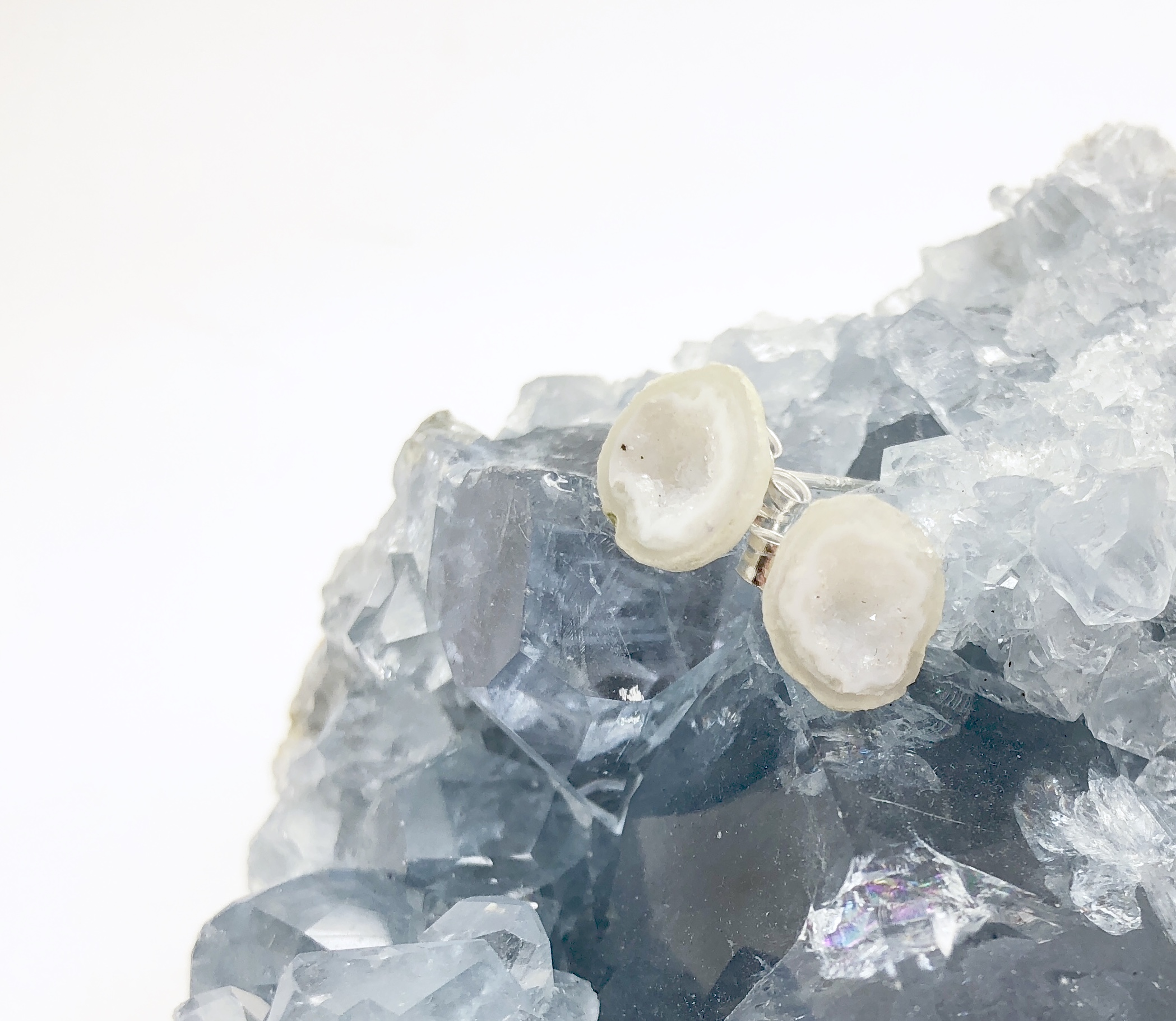 WHITE GEODE STUDS