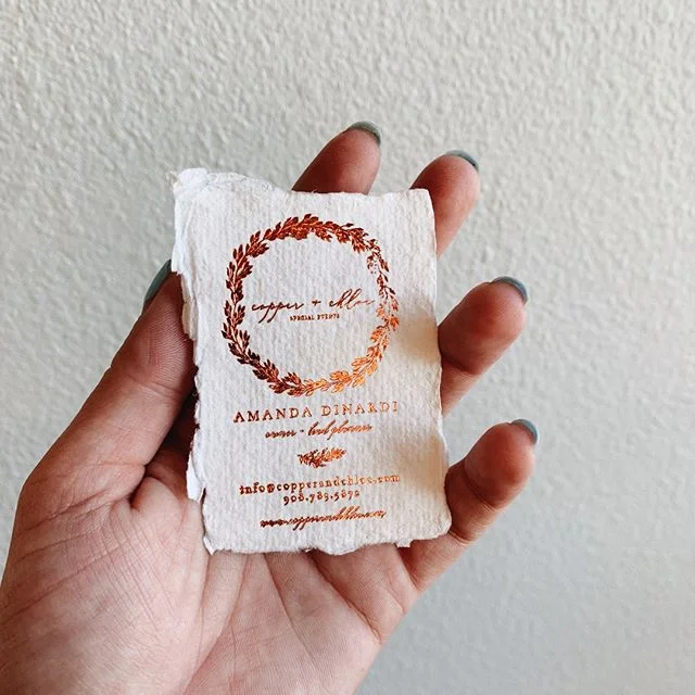 Y&rsquo;all know we love some teeny tiny prints! Check out these copper foil business cards on handmade paper we printed for @copperandchloe 😍 ⠀⠀⠀⠀⠀⠀⠀⠀⠀
.⠀⠀⠀⠀⠀⠀⠀⠀⠀
.⠀⠀⠀⠀⠀⠀⠀⠀⠀
.⠀⠀⠀⠀⠀⠀⠀⠀⠀
.⠀⠀⠀⠀⠀⠀⠀⠀⠀
.⠀⠀⠀⠀⠀⠀⠀⠀⠀
.⠀⠀⠀⠀⠀⠀⠀⠀⠀
.⠀⠀⠀⠀⠀⠀⠀⠀⠀
#foil #copperfoil #hotdoul #foilprinting #hotfoilprinting #foilbusinesscard #businesscard #handmadepaper #decklededge #businesscarddesign #eventplanner #weddingplanner