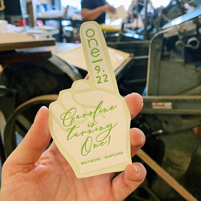 Check out this two color letterpress + custom 👆 die cut we printed for @emilybairddesign 💚 SO. CUTE.
.
.
.
.
.
#letterpress #print #printmaking #firstbirthday #invitation #letterpresslove #stationery #stationerylove #stationerydesign #paper #