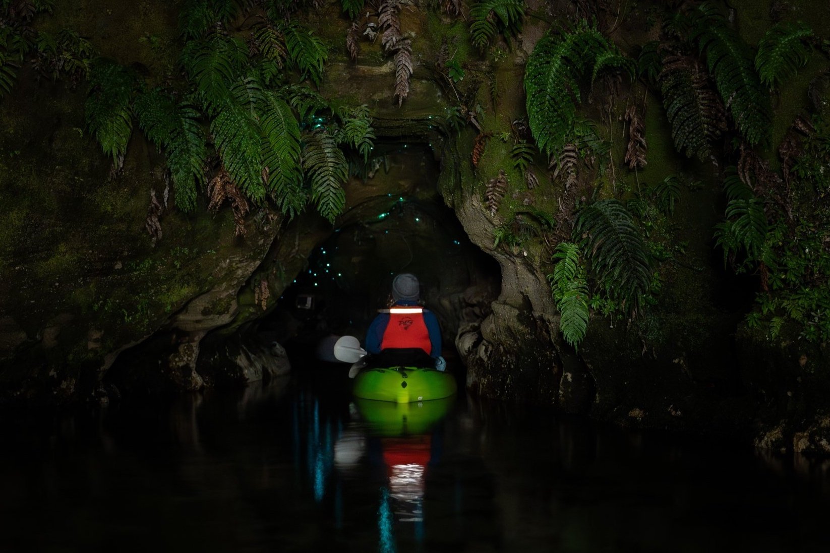 Kayak+entering+glow+worm+cave.jpg