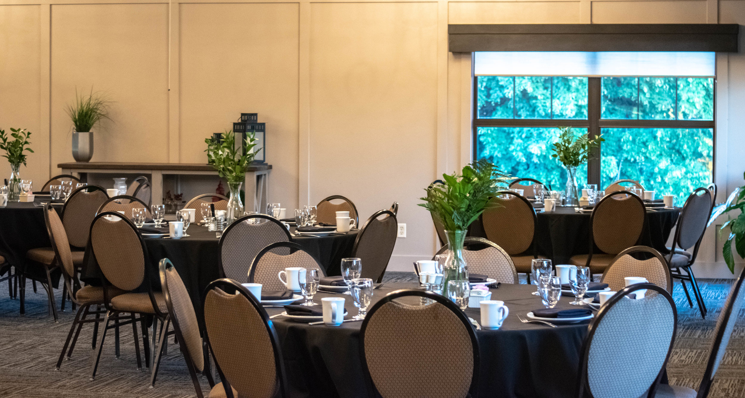 Natural light streams into the event space through oversized windows that look out onto the golf course. Enjoy beautiful, scenic views while enjoying the company of your guests!