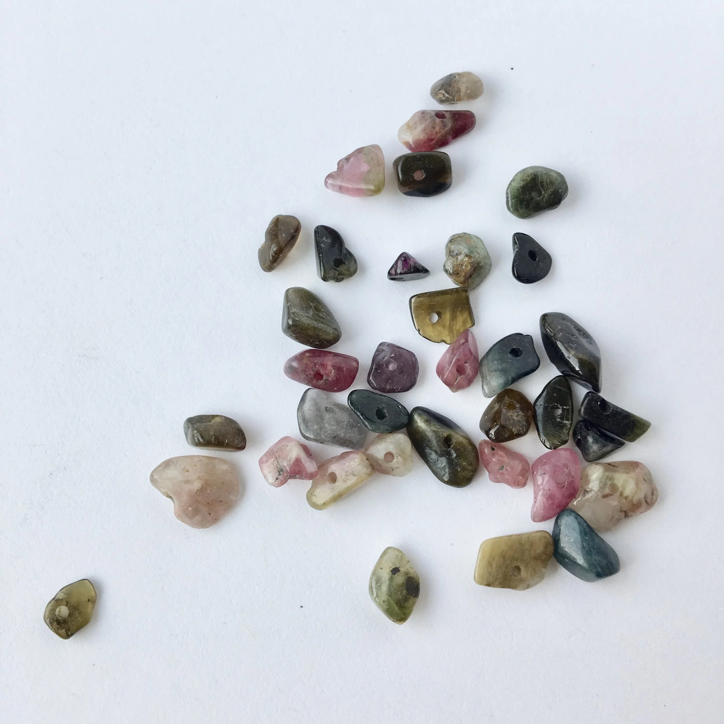 Tourmaline (Watermelon) : Promotes restfulness, openness, brings peace and harmony.