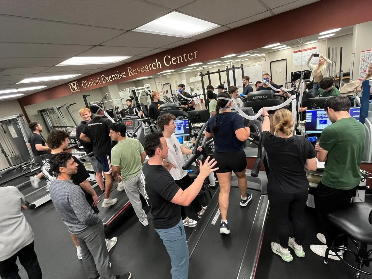 Putting sports science into practice 🧪🏃&zwj;♂️

Yesterday, students in the BKN Technology in Sport course performed VO₂max and lactate testing to evaluate aerobic capacity and anaerobic fatigue. Through hands-on lab work, students learn how physiol