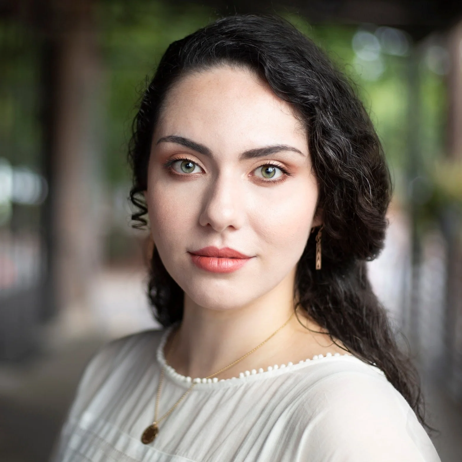 <Strong> LIZA SLUTSKAYA</strong></br>ASSISTANT EDITOR