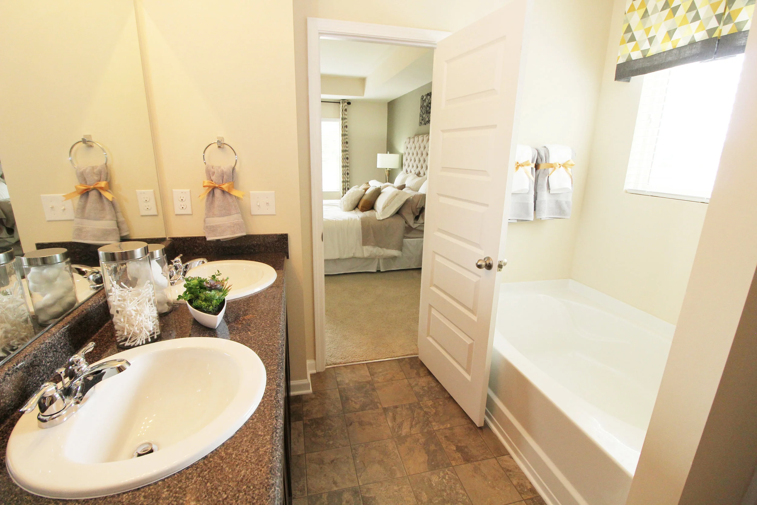 18 Vivian owner bath 1.JPG