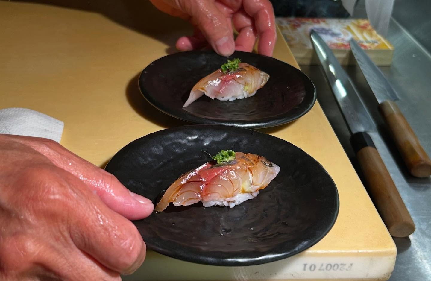 Two mouth watering bites of Aji (Spanish mackerel) from Chef Saito-San😋 Book your reservation today! Link in bio

#omakase #omakasesushi #sushi #sushilover #sushinote #sushinotela #foodies