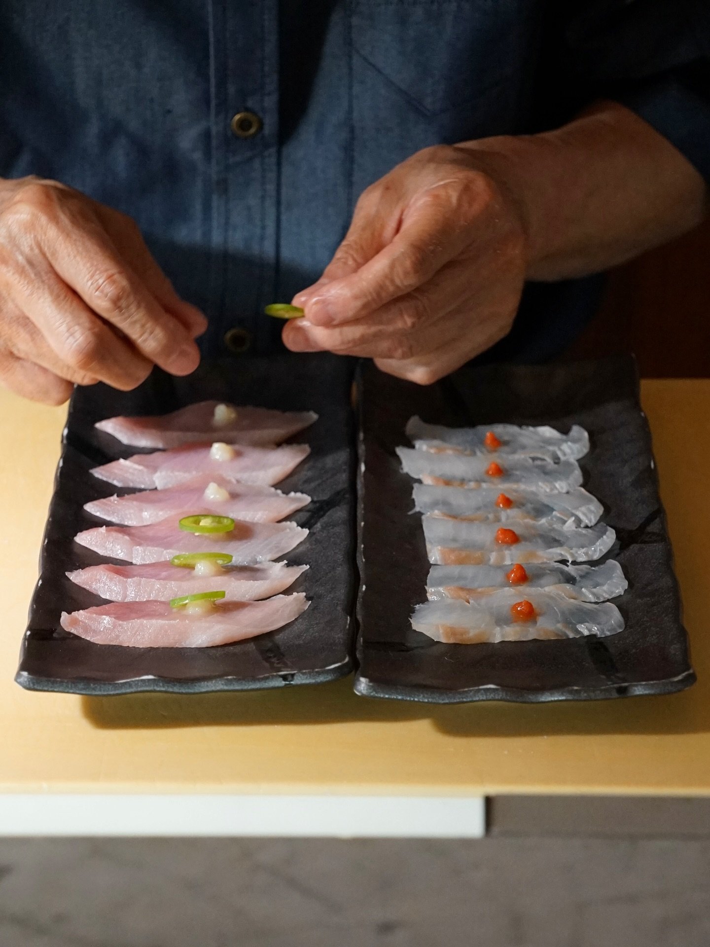 The talented chef Saito San prepping two perfect sashimi plates 🥢🥢
Hamachi Note, with yellowtail, garlic paste, Serrano, and ponzu
Halibut yuzu, with cilantro, rocoto paste, yuzu, and pink peppercorn.

#sushi #sashimi #sashimiplate #hamachi #yellow