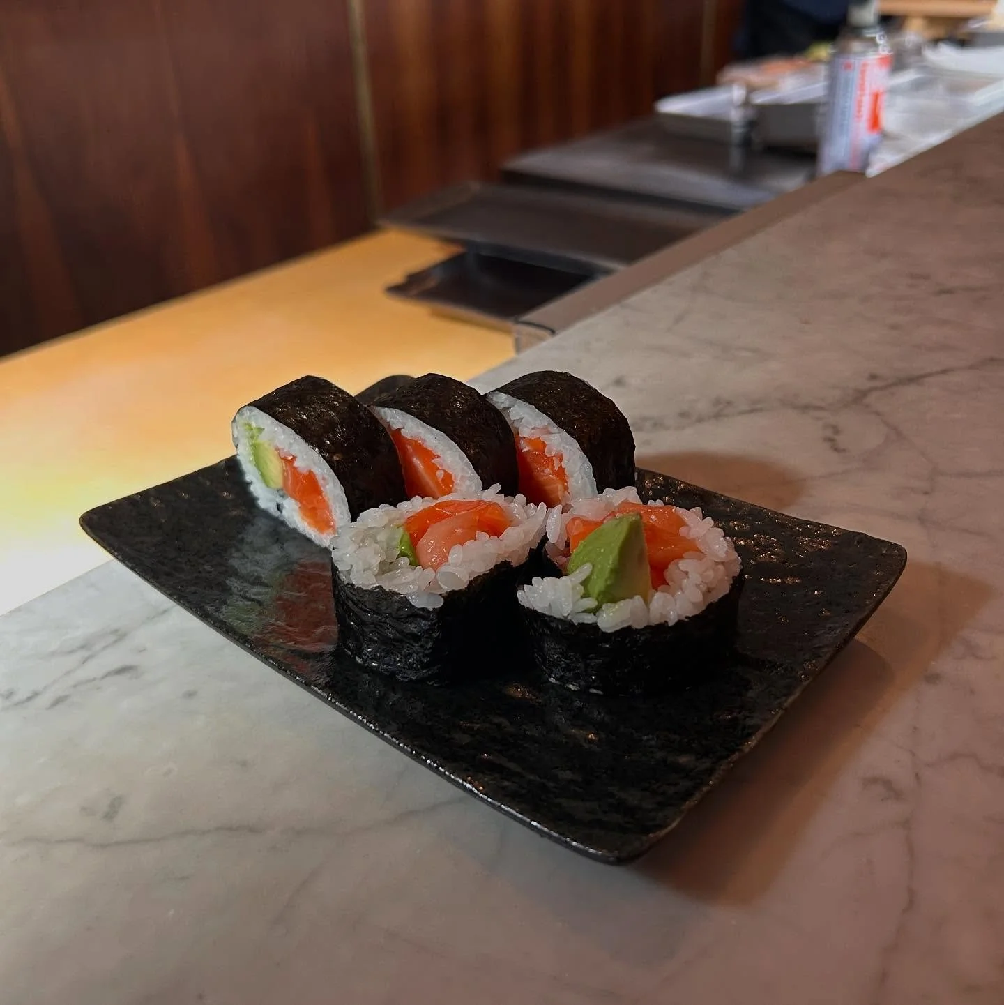 Sitting pretty is a very delicious looking (&amp; tasting) salmon and avocado cut roll! 🥑 Any plans this week? 😋

#dinnerplans #sushi #salmon #sake #venturablvd #ladining #dinela #foodlover #seafood #freshfish #fish #delicious