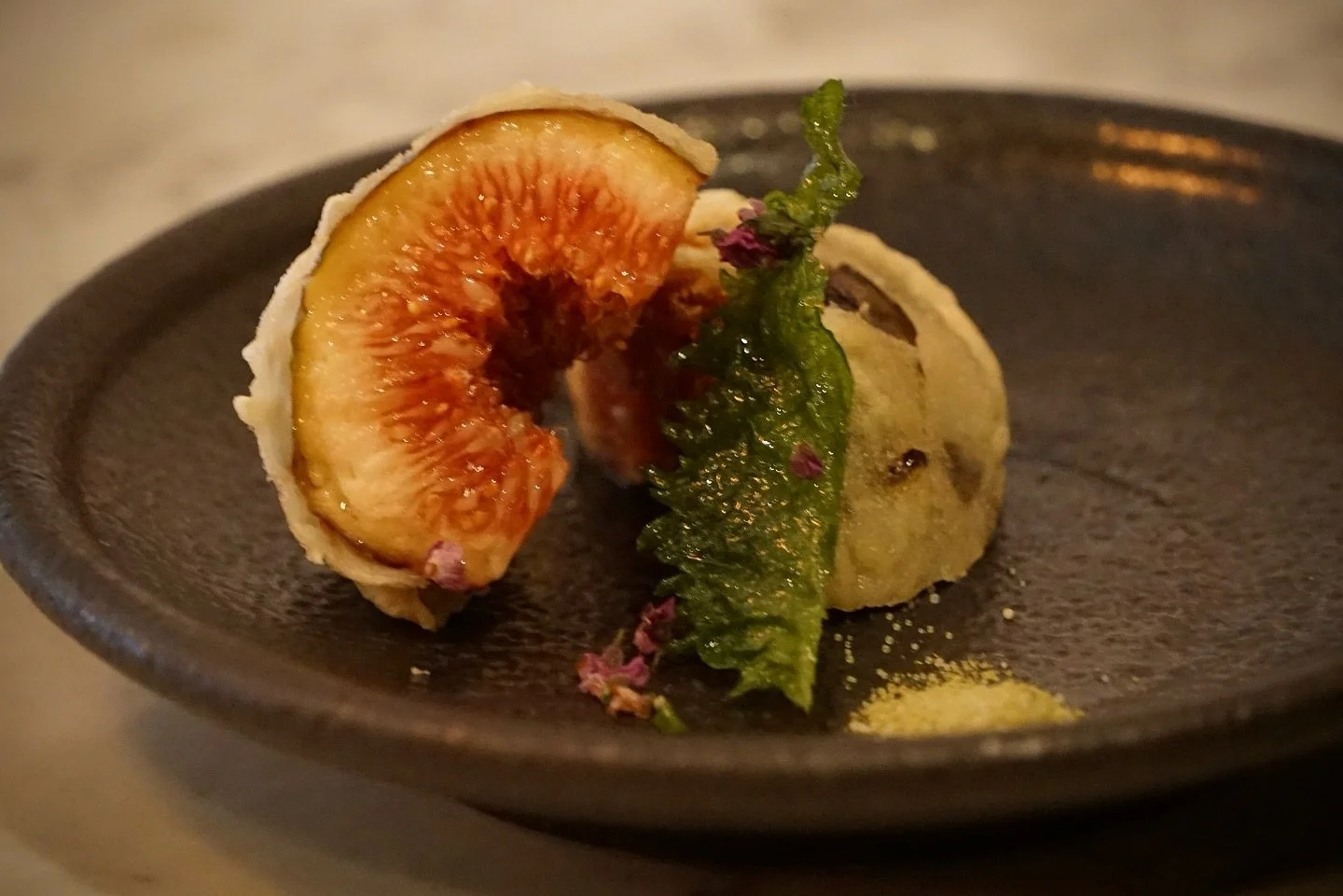 Indulge in our omakases appetizer, fig tempura with green tea salt 🍵🧂🪻 Plan your next reservation at the link in our bio :)

#sushi #appetizer #fig #tempura #omakase #foodie #venturablvd