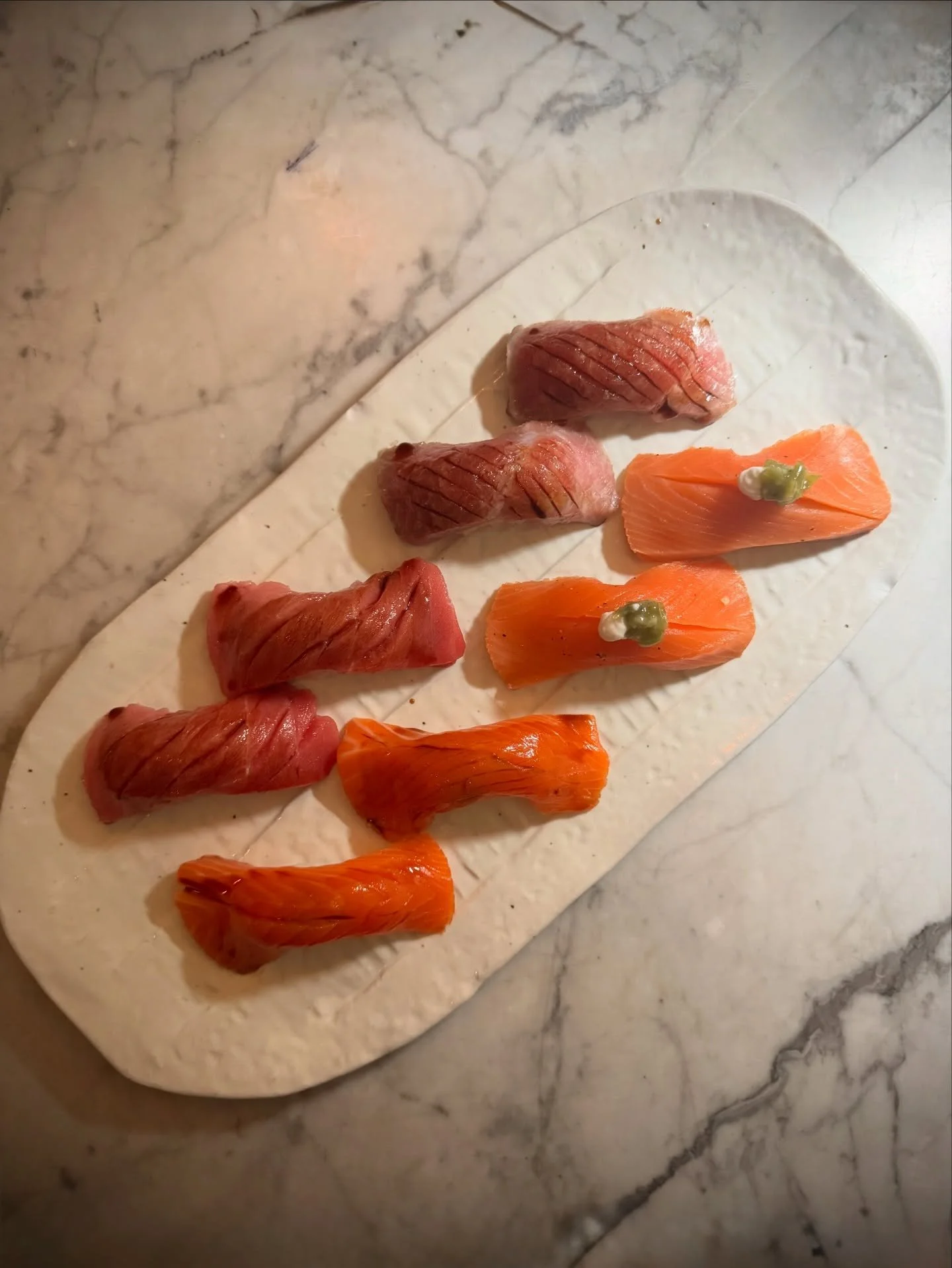 Are you seeing double? 🔎 Here&rsquo;s a plate of two tunas, chu-toro and o-toro, with two salmons, jukuse sake and gravlax 🍣🍣
Reserve your next diner at the link in our bio :)

#sushi #salmon #tuna #venturablvd #foodie
