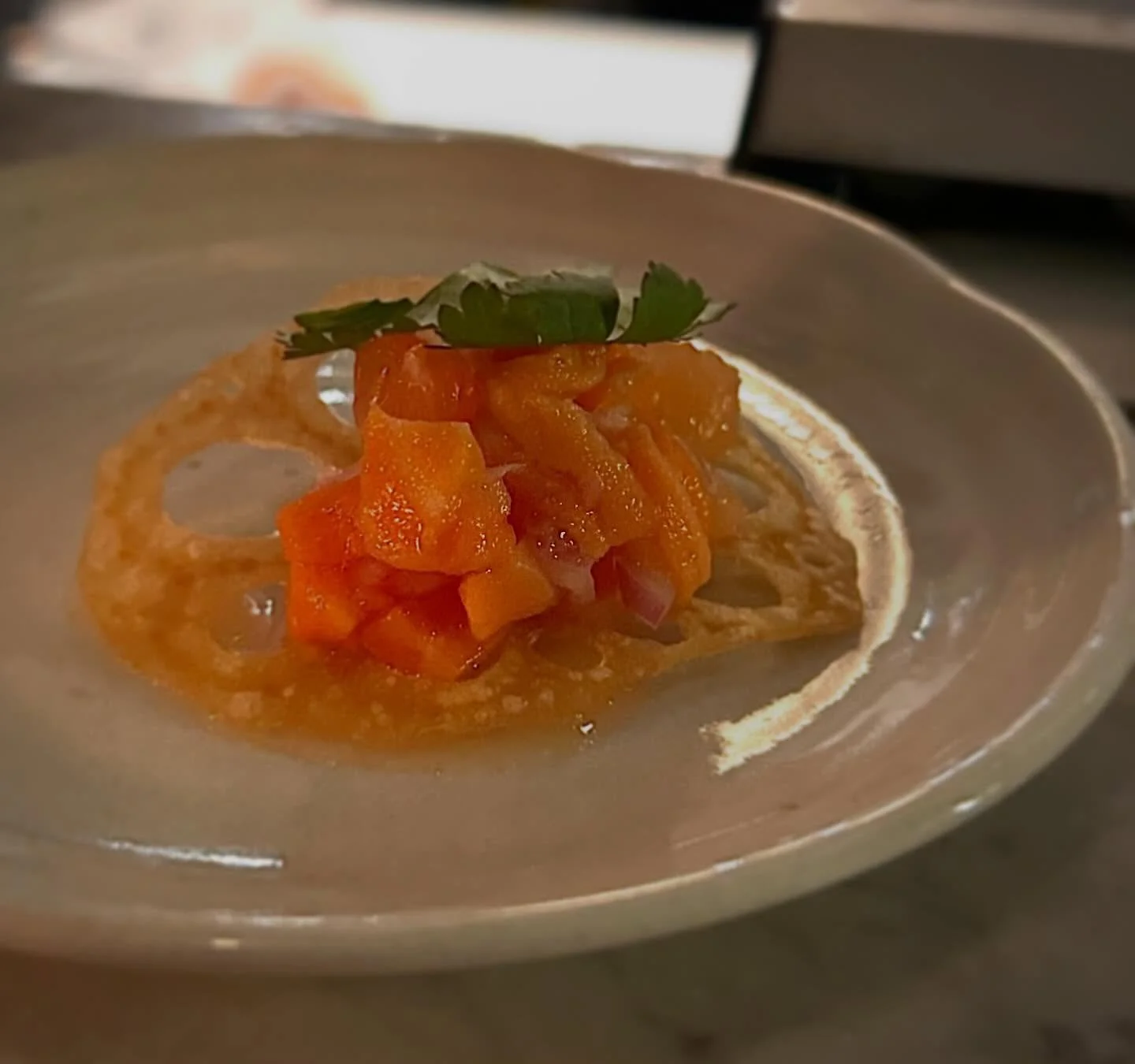 Stop by this week to try our delectable salmon tartare! A fresh and citrusy bite mixed with persimmons, shallots over a crispy lotus root, and garnished with yuzu and cilantro😋

#sushi #sushinote #omakase #ventura salmon🐟sushi