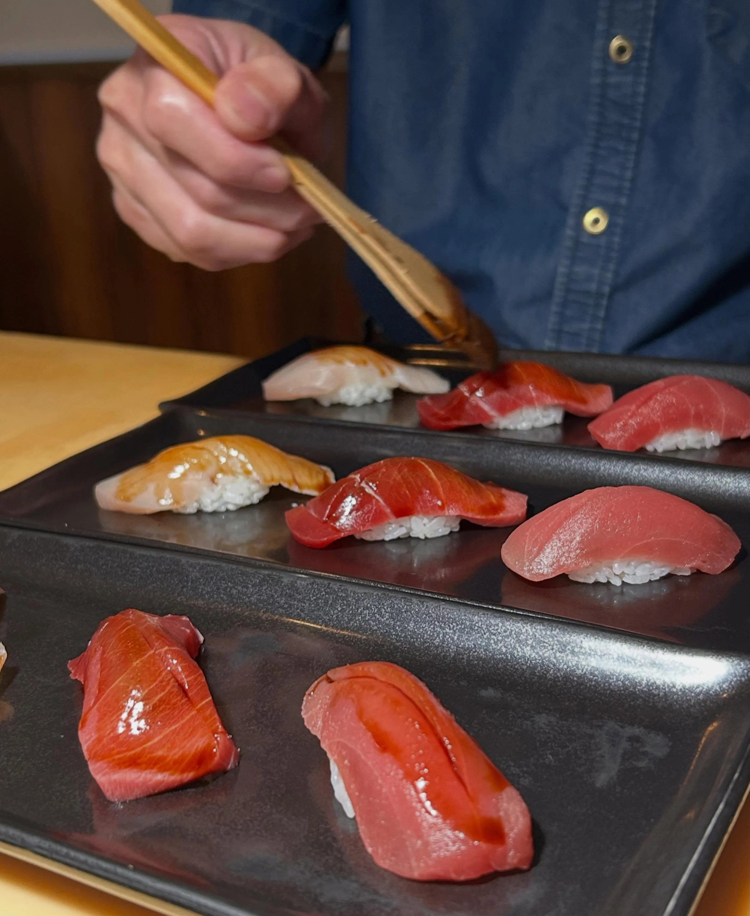 Some bites of lean/fatty tuna and yellowtail, dressed with a delicate stroke of soy sauce, and made with so much love🥰 

#sushi #omakase #sushinote #foodies #venturablvd